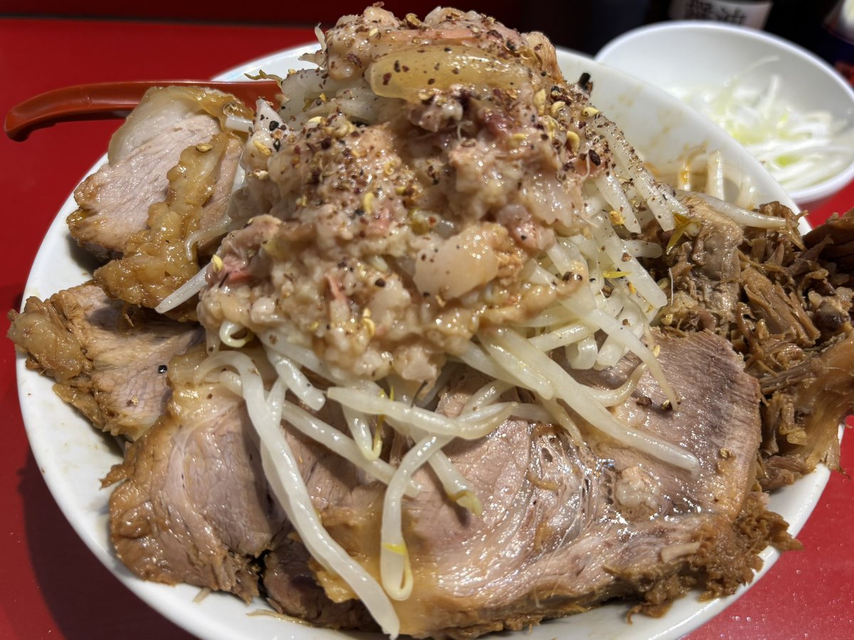 majingabacho's tweet photo. ラーメン二郎西台駅前店
小汁なし豚炙崩白生姜半Ａ
旨豚4種、【クアトロ・ポルチェッリーニ博愛の四重奏】を賜りました😋

木曜日の白ネギは助手さん特製のささ打ち♪これ、汁なしと出会いもんやん♡
ごま油の風味豊かな濃厚タレとNSD麺でも旨いのに、更にこの白ネギの追随は旨いしか出てこないw https://t.co/42oyJLi1RN