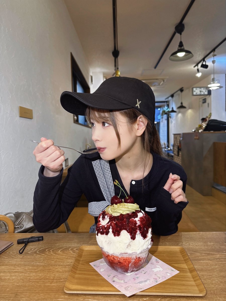 Kana_Momonogi's tweet photo. アメチェのかき氷🍧🍒 https://t.co/2vZsQRp6kF
