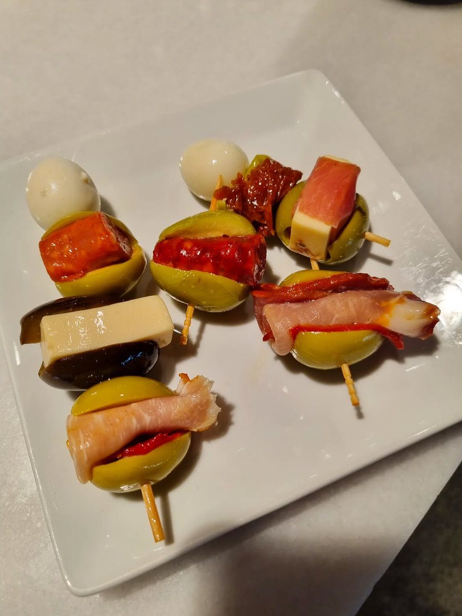 LaHoradelVermut's tweet photo. Habemus nuevos vermuts 😄🙌🍸 
-Fontalia de Tarragona. Vermut goloso y sabroso, al que acompañamos de banderillas del mar.
-Vega de Tera (Zamora) Frutal, elaborado con 100% Tinta de Toro. Y que marida super bien con banderillas de ibéricos 😋
¿Con cuál te quedas? 
¡Feliz Jueves! https://t.co/7rTMK4HKIH