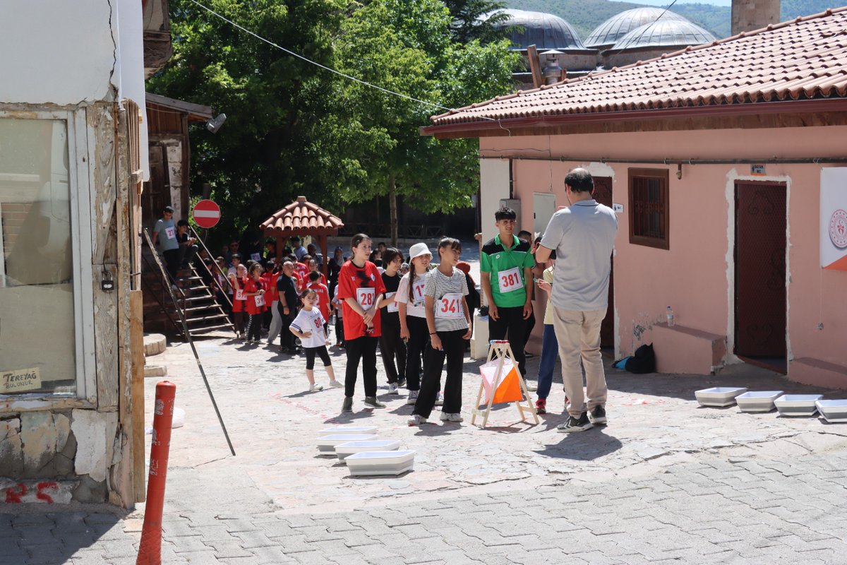 tokatmem's tweet photo. Dünya Oryantiring Haftası etkinlikleri kapsamında, Millî Eğitim Bakanlığı, Gençlik ve Spor Bakanlığı ile Türkiye Oryantiring Federasyonu arasında imzalanan ortak protokol çerçevesinde, Müdürlüğümüz Temel Eğitim Birimi tarafından hazırlanan oryantiring etkinliği, Tarihi Şehir Meydanı’nda gerçekleştirildi.

İl Millî Eğitim Müdür Yardımcımız Sayın Mustafa Dizman, Temel Eğitim Birim Şefi Sayın Selvihan Gülener ve Türkiye Oryantiring Federasyonu Tokat İl Temsilcisi Sayın Hüseyin Okumuş, dereceye giren öğrencilerimize madalya ve katılım belgelerini takdim etti.

Öğrencilerimizi tebrik ediyor, başarılarının devamını diliyoruz.

@tcmeb @HuseyinKir64