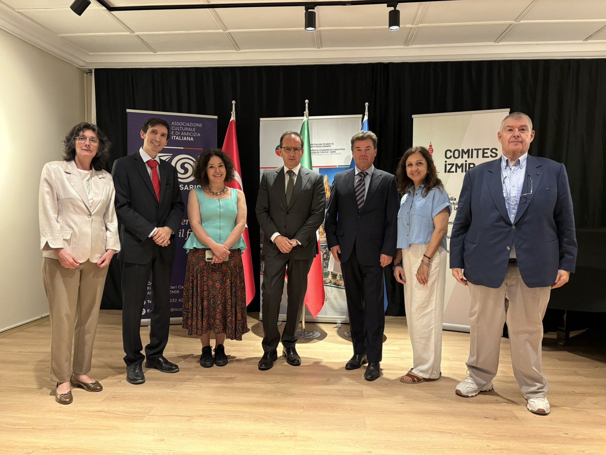 ItalyinTurkiye's tweet photo. “Casa Italia” a Izmir é un modello di “Sistema Italia” nel mondo. L’Ambasciatore @beppemanzo visita le associazioni italiane impegnate nella promozione delle relazioni economiche e culturali🇮🇹🇹🇷 e #ComitesIzmir. 
L’Italia c’è a Izmir e nella regione egea della 🇹🇷👏🏻
@ItalyinIzmir https://t.co/5eRjDuXE0w