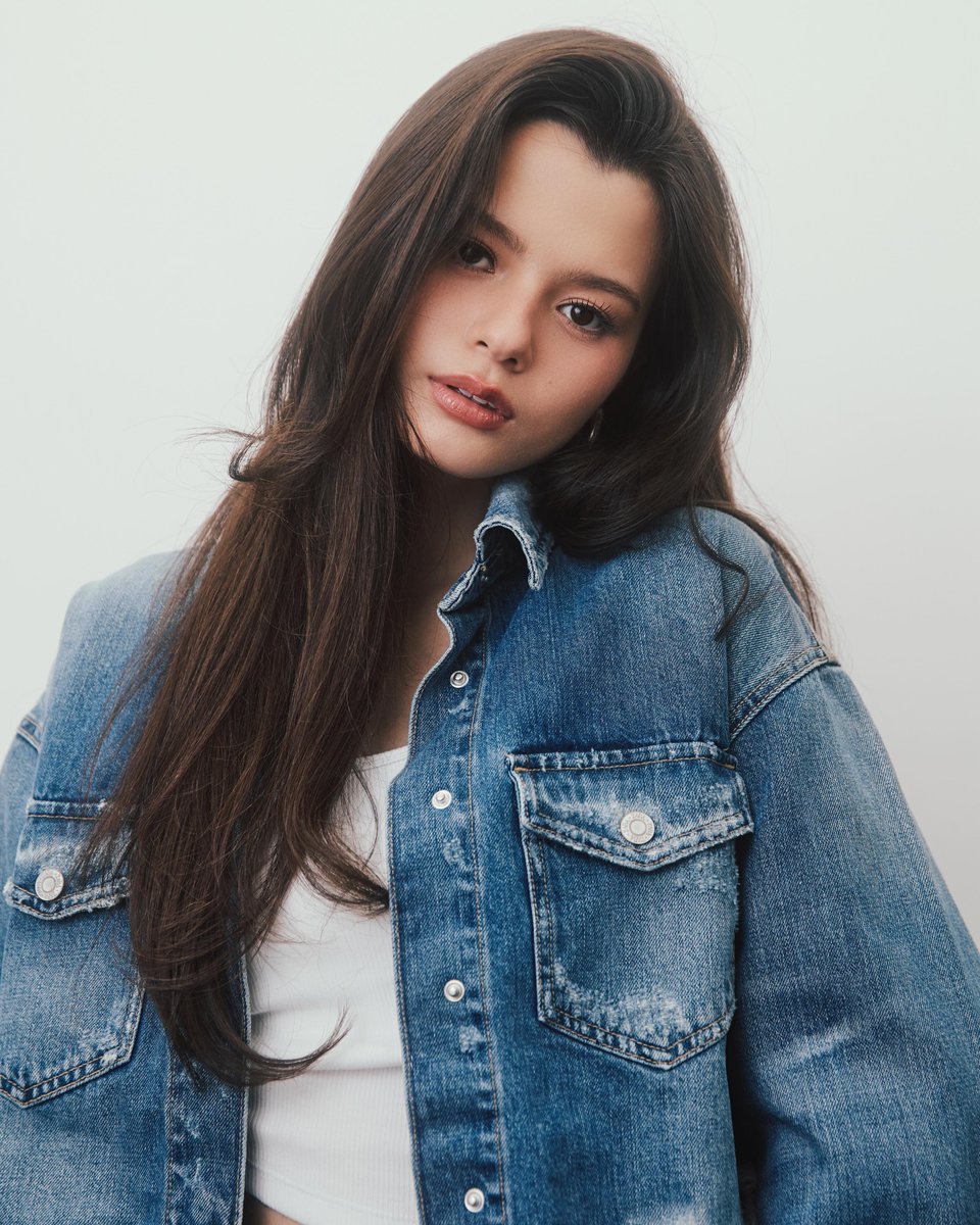 becccfreen_'s tweet photo. for a second there i thought it was a tb photo of young becbec

 #beckysangels https://t.co/F1sHL0zDY3