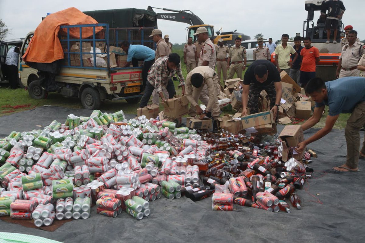 MajuliPolice's tweet photo. Today, Majuli Police disposed of a total quantity of 1,475.725 litres of illicit liquor seized in connection with various cases registered during the intensive anti-liquor drives carried out across the district.
@CMOfficeAssam 
@assampolice 
@DGPAssamPolice https://t.co/eduXxfIvaA