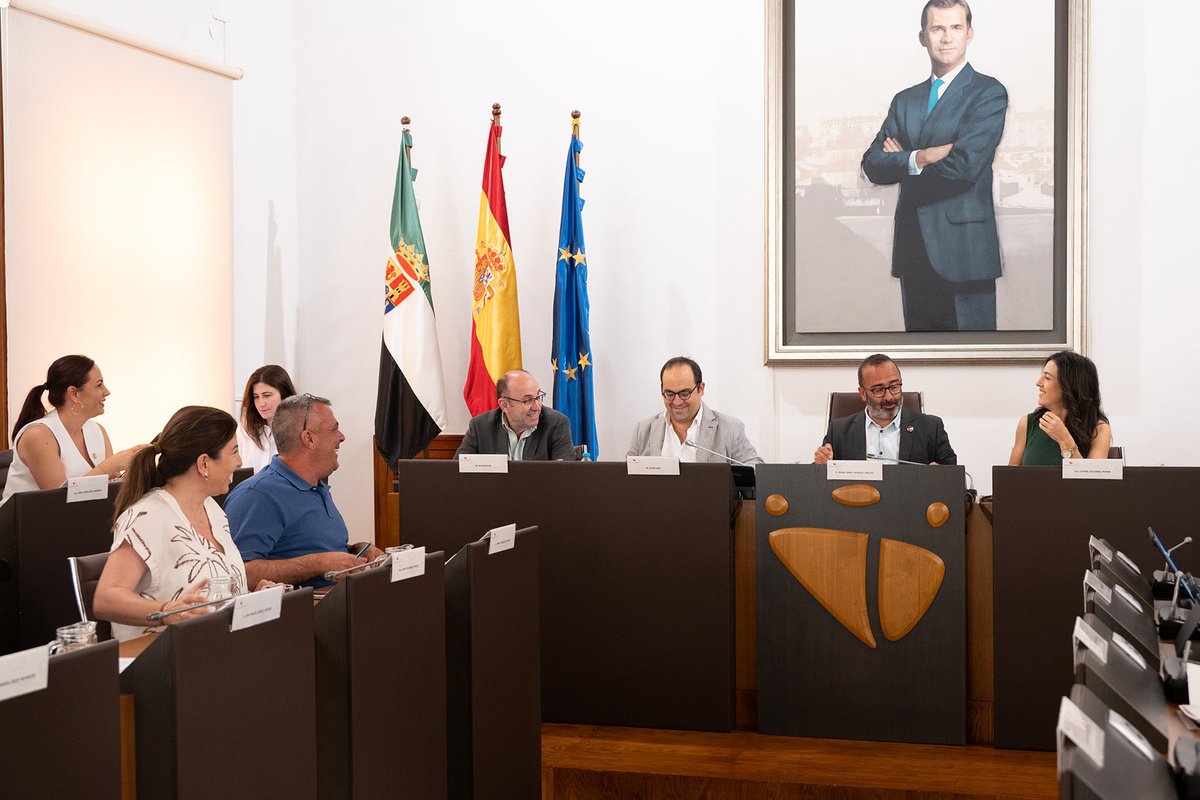 DiputacionCC's tweet photo. ▶️ Diputación al servicio de los municipios: el pleno aprueba los 20 millones del Plan extraordinario para los ayuntamientos.

➕info👇
https://t.co/YKqJIcYR9H https://t.co/aS1hQxhU62