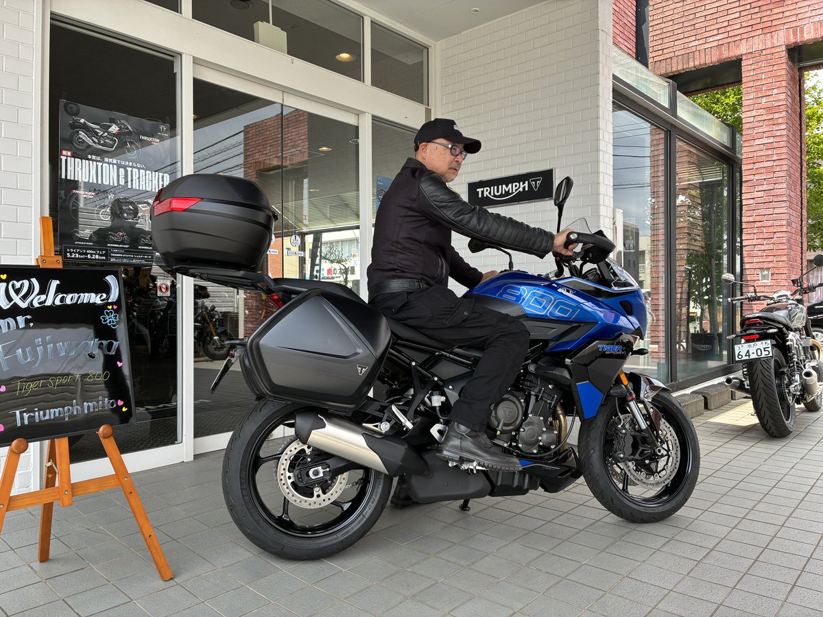 triumph_mito's tweet photo. 【納車御礼】🎊タイガースポーツ800 / カスピアンブルーサファイアブラック✨✨

F様にご納車させていただきました。
誠に有難うございました。
 
街乗りも！ロングライドも！
颯爽と駆け抜け ライディングの醍醐味を味わい尽くしてください(*^-^*)

今後ともよろしくお願い申し上げます😊 https://t.co/p9xETKBXZl