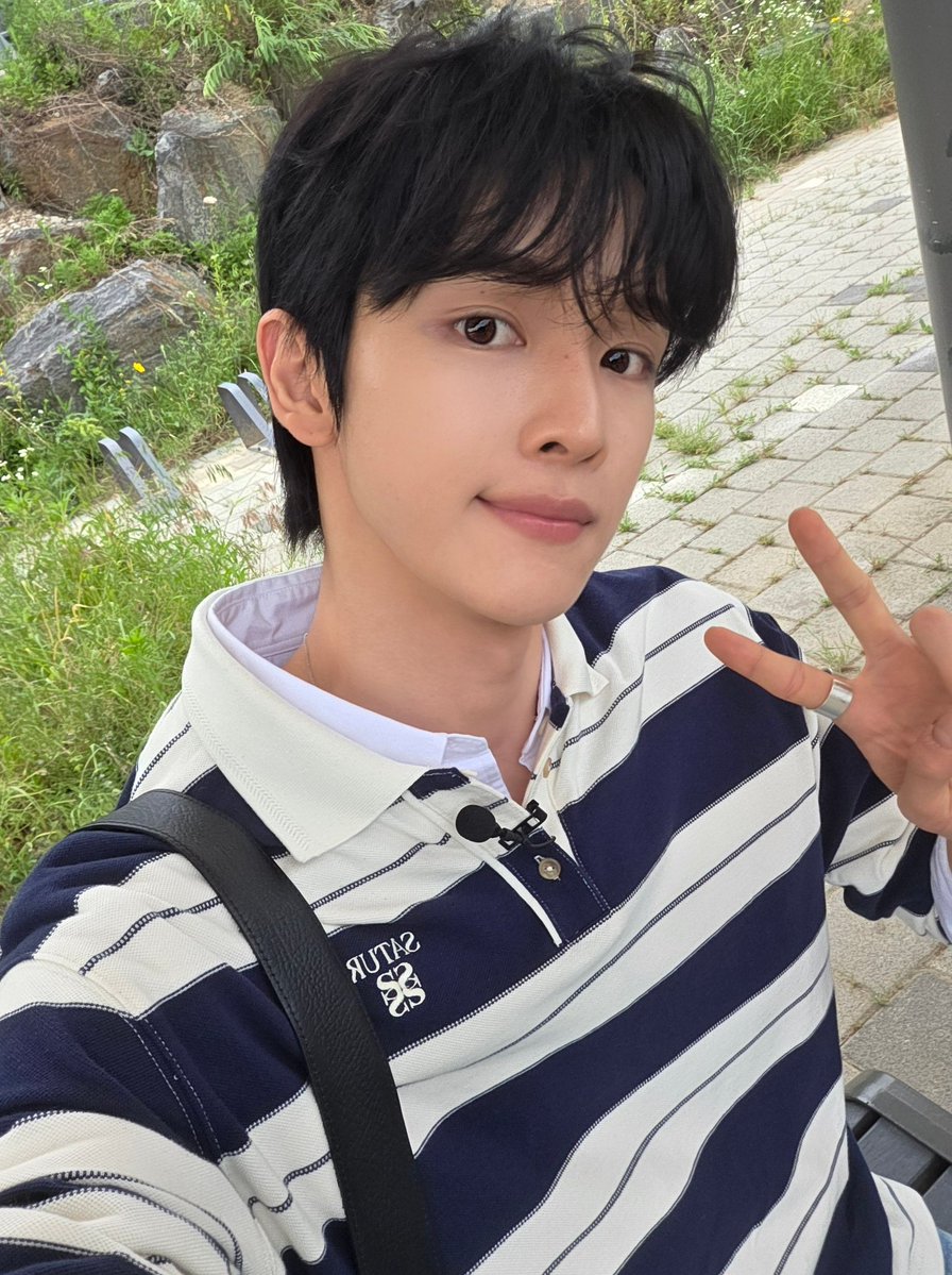 angsctti's tweet photo. 대학가면이런선배잇을줄알앗는데.............. https://t.co/fjEKB1pFb1