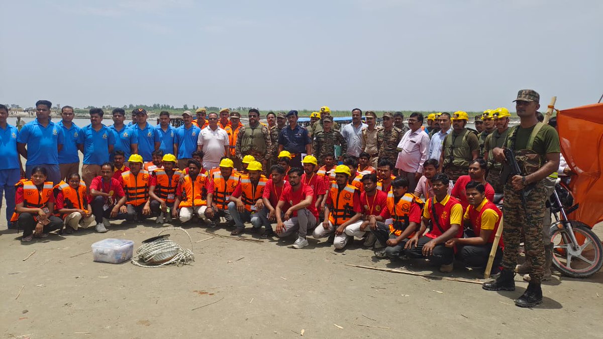 fatehgarhfire's tweet photo. दि.11.06.2026 को राज्य स्तरीय बाढ़ मॉक ड्रिल के अंतर्गत 03 चिन्हित स्थलों पर अग्निशमन एवं आपात सेवा तथा अन्य विभागों द्वारा संयुक्त रूप से सफल मॉक एक्सरसाइज़ का आयोजन किया गया। अभ्यास के दौरान राहत एवं बचाव, सुरक्षित निकासी तथा त्वरित आपदा प्रतिक्रिया का प्रभावी प्रदर्शन किया गया https://t.co/X9MGopbv8R