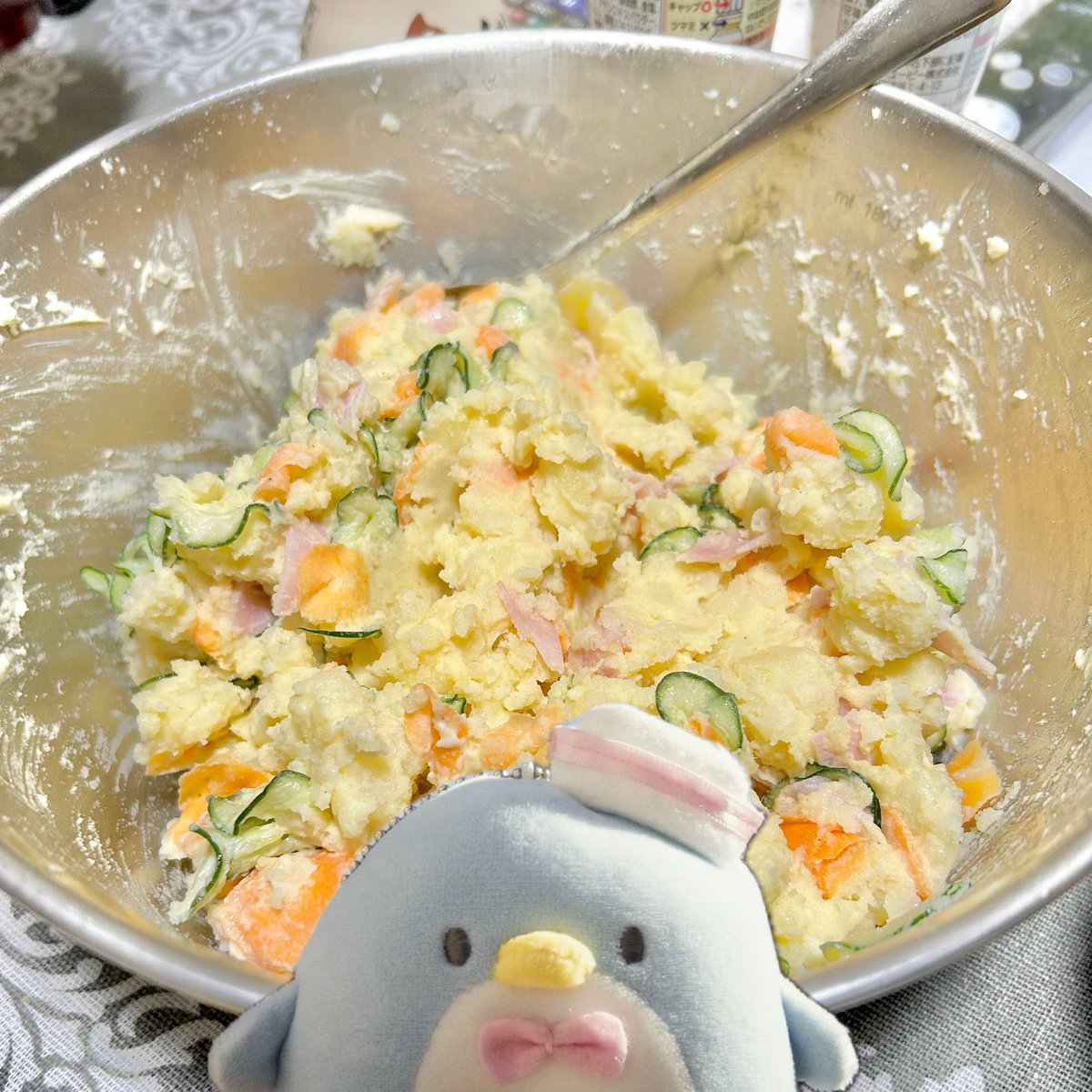 smmmmxp's tweet photo. ボールごとどーん！のポテサラに雑コラサムくんもどーん！(何してんだこいつ) https://t.co/2BLtJgv7g8