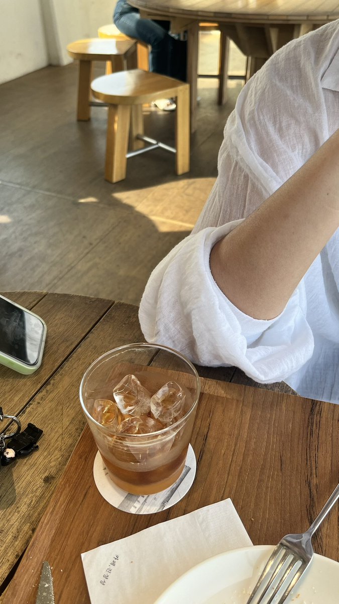 hyeeeeeee12's tweet photo. 왜 이렇게 시나리오 잘 써요? 얄밉네… 좋은 영화를 보고 날씨도 완벽하고 드라이브도 하고 다리 위에서 커피도 마시고 좋은 하루. (두 사람 속은 그리 좋지 않지만 일단 좋은 것만 기록해봄) https://t.co/tQmgxjNTLU