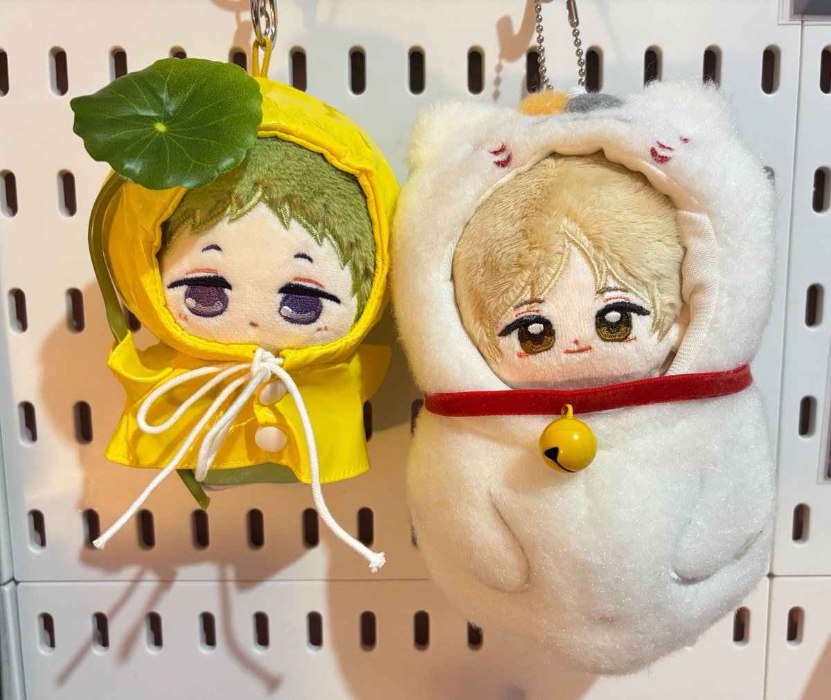 Cyallennn's tweet photo. ✨ℍ𝕒𝕡𝕡𝕪 𝕞𝕒𝕚𝕝𝕤✨ from @takoyakinyu 🥺❤️
 
Ternyata kali ini Natsume berjodoh sama kostum Nyanko senseiii? Besties 🥹❤️

And look how cute Kotarou is in his new yellow raincoat?! 😩❤️

From this :                                  To this : https://t.co/arcxDhCo4S