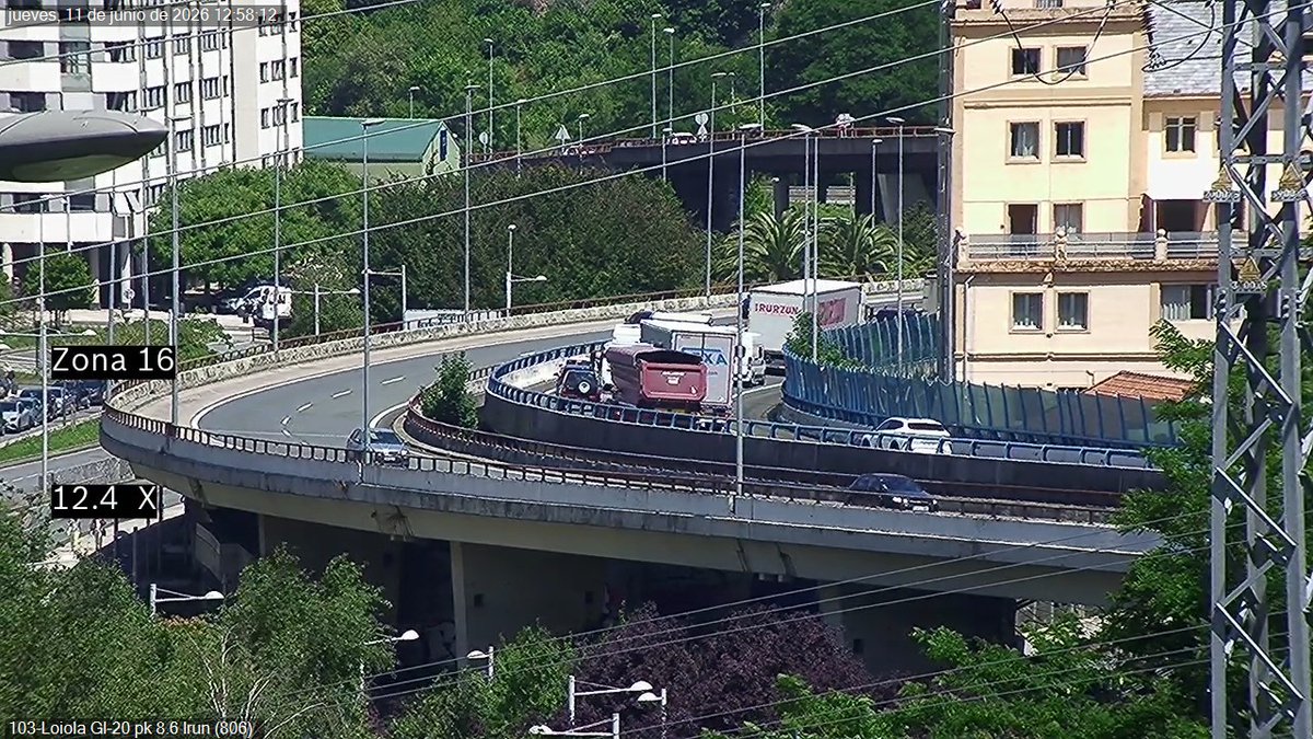 trafikoaEJGV's tweet photo. 🟠#Autopilaketak zuhaitz baten erorketagatik #Gi20 6 Km #Donostia-n Irungo nornatzan.

🟠Retenciones por un árbol caído en #Gi20 Pk 6 #SanSebastian sentido Irun.

☎️011

#Lur_Jausia #Bide_Oztopoa #Trafikoa https://t.co/WFXkA0naky