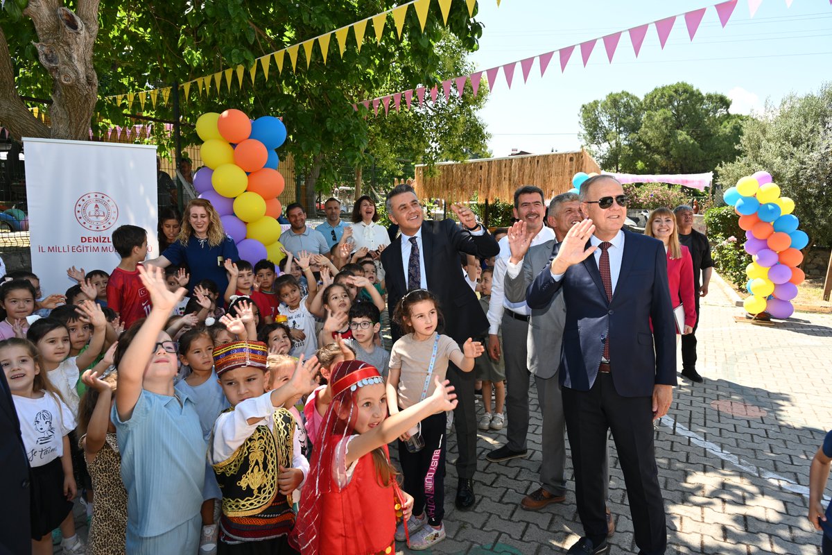 denizlimem's tweet photo. Okul Öncesinde Yenilikçi Eğitim: Pamukkale Anaokulu Harezmi Eğitim Modeli Sergisi ve Açık Hava Sınıfı Açıldı! 🚀🌳

Millî Eğitim Bakanlığı Ortaöğretim Genel Müdürlüğü koordinesinde yürütülen ve öğrencilerimizin günlük yaşam problemlerine disiplinler arası bir bakış açısıyla çözümler üretmesini hedefleyen Harezmi Eğitim Modeli, okul öncesi seviyesinde ilimizde başarıyla hayata geçirildi. 🧠✨

Pamukkale Anaokulu öğrencilerimizin, öğretmen rehberliğinde kendi ihtiyaçlarından yola çıkarak tasarladığı ve demokratik süreçlerle şekillendirdiği "Açık Hava Sınıfı"nın açılışı, İl Millî Eğitim Müdürümüz  Emre Çalışkan ve protokol üyelerimizin katılımıyla gerçekleştirildi. 

İl Müdürümüz Emre Çalışkan, açılışta yaptığı değerlendirmede; okul öncesi dönemde Harezmi Eğitim Modeli’nin uygulanabilirliğini gösteren bu çalışmanın, ilimizdeki yenilikçi eğitim ortamları açısından örnek bir "İyi Uygulama" niteliği taşıdığını vurguladı.

🌳 Doğayla İç İçe 10 Farklı Öğrenme İstasyonu:
Öğrencilerimizin deneyim temelli öğrenmesini desteklemek amacıyla oluşturulan Açık Hava Sınıfı bünyesinde; Denge Parkuru, Fen Merkezi, Masal Evi, Okuma Yazma Merkezi, Evcilik Merkezi, Tamir Merkezi, Açık Hava Kütüphanesi, Müzik Merkezi, İnşaat Oyunları Merkezi ve Sallanma Merkezi yer alıyor.

📅 8-12 Haziran haftası boyunca sürecek olan etkinlikte, minik öğrencilerimizin süreç boyunca geliştirdikleri maketler, ürünler ve panolar öğrenci sunumları eşliğinde sergilenecektir.

Bu anlamlı projede emeği geçen okul yönetimimizi, öğretmenlerimizi ve üreterek öğrenen tüm minik öğrencilerimizi gönülden tebrik ederiz. 👏👏

@emre_caliskan 
@Yusuf__Tekin 
@tcmeb