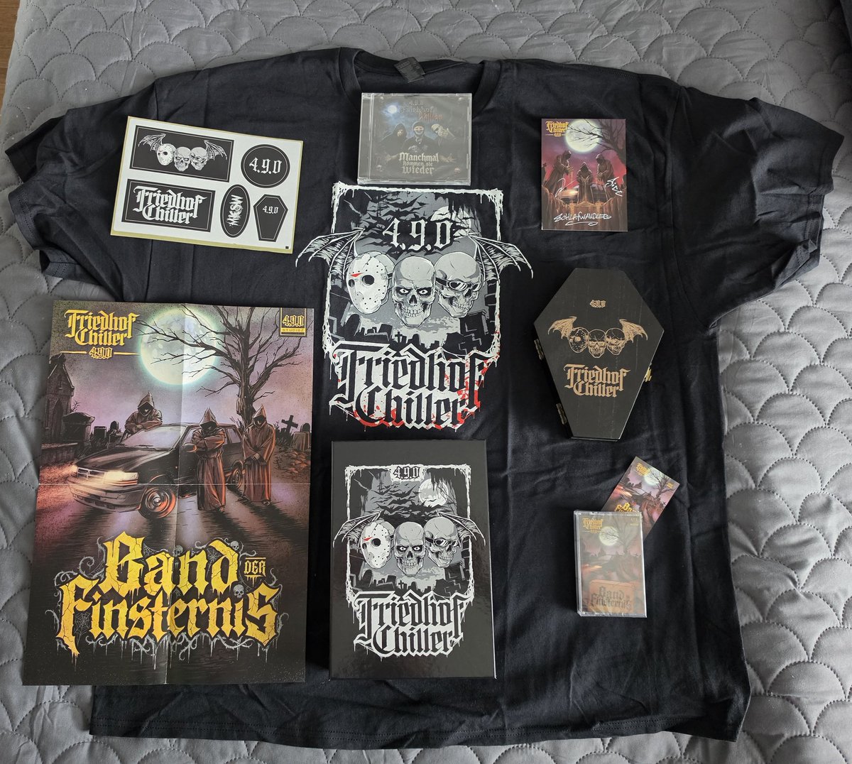 ZombieGiftGreen's tweet photo. Yo Ghulz 🧟♂️
@490Chiller - Manchmal Kommen sie Wieder (Box)
Der Inhalt ist einfach Klasse,
Hir der Sarg mit der Kassette 'Band der Finsternis' (Download code ist dabei) sehr geil
Gönnt euch bevor die Box weg ist
#FriedhofChiller #MKSW #ErsteBox #Geil https://t.co/OVsHfZjMYu