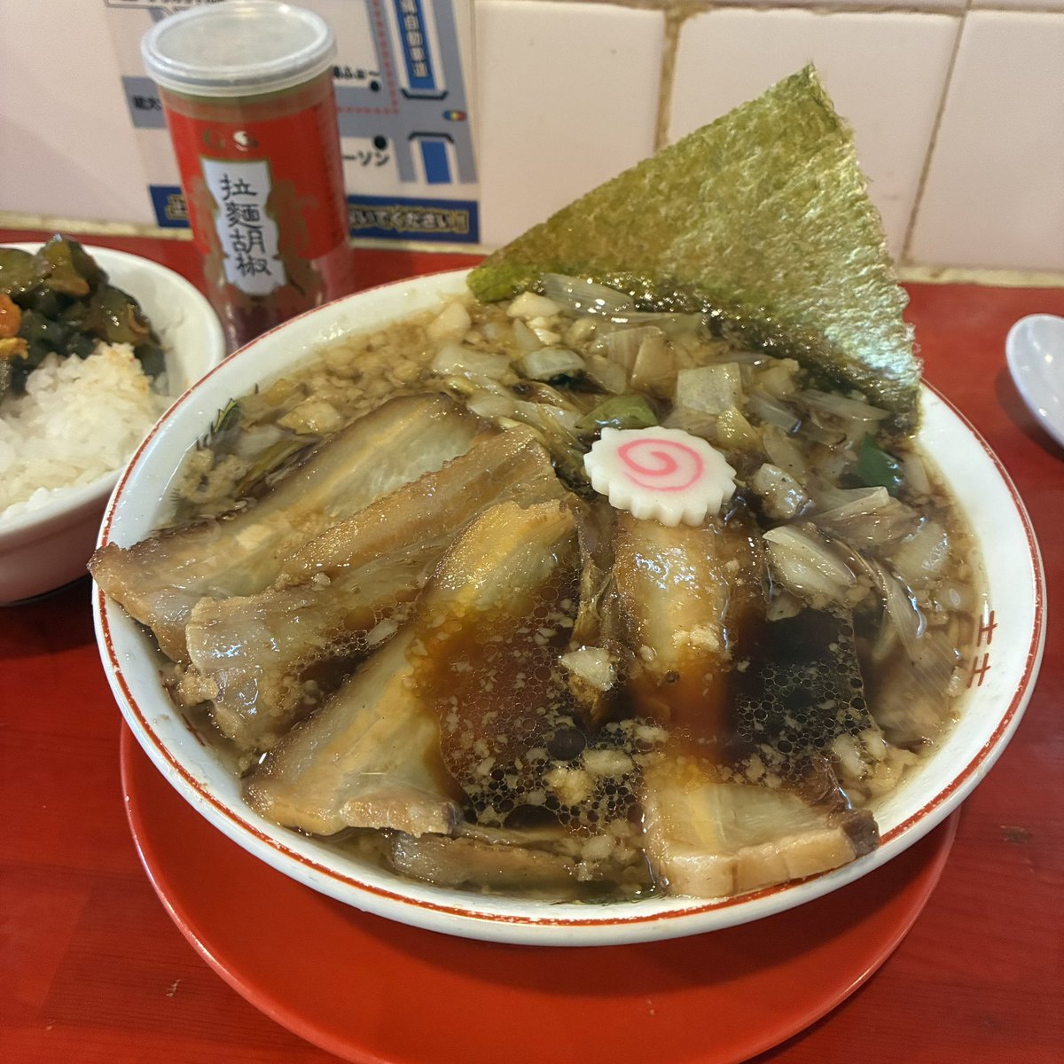 gallonchaan's tweet photo. 限定麺は中盤辺りからコショー振ってみてくださいね
自分好みにカスタム楽しんでください🤲 https://t.co/0I4C0Md6fz