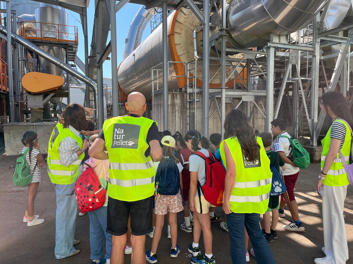 AVEBIOM's tweet photo. 🧑🏻‍🏫Tras la sesión con familias, @Naturpellet abrió las puertas de su fábrica de #pellet al alumnado del @CraRiaza dentro del programa #ExploradoresSTEMCyL 
👧🏻🧒👦Vieron de cerca cómo se produce energía renovable con #biomasa y descubrir que la #bioenergía ofrece #empleos "chulos". https://t.co/R6oXQw08Gw