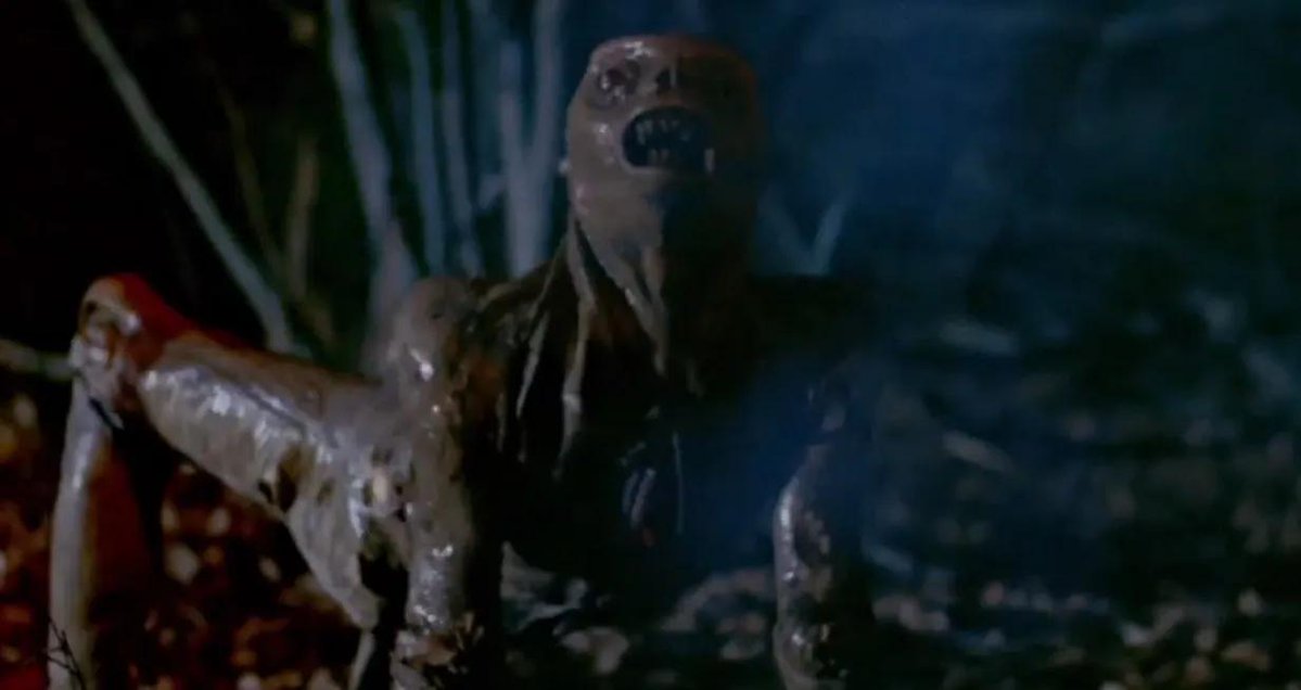 almas_oscuras's tweet photo. Esta imagen estuvo en mis pesadillas muchos años. Es de la película "Xtro" (1982). Una locura de culto que resulta muy, muy perturbadora. 

La historia se centra en Sam, un padre de familia que desaparece de repente en el jardín de su casa tras presenciar una extraña luz en el cielo. Tres años después, regresa con su familia.

El director Harry Bromley Davenport admitió en varias entrevistas que él y sus coguionistas estaban bajo los efectos de las drogas mientras escribían el guion. Esto explica por qué añadían de forma improvisada ideas inconexas que se les ocurrían en el momento, como la aparición de una pantera o los juguetes cobrando vida.