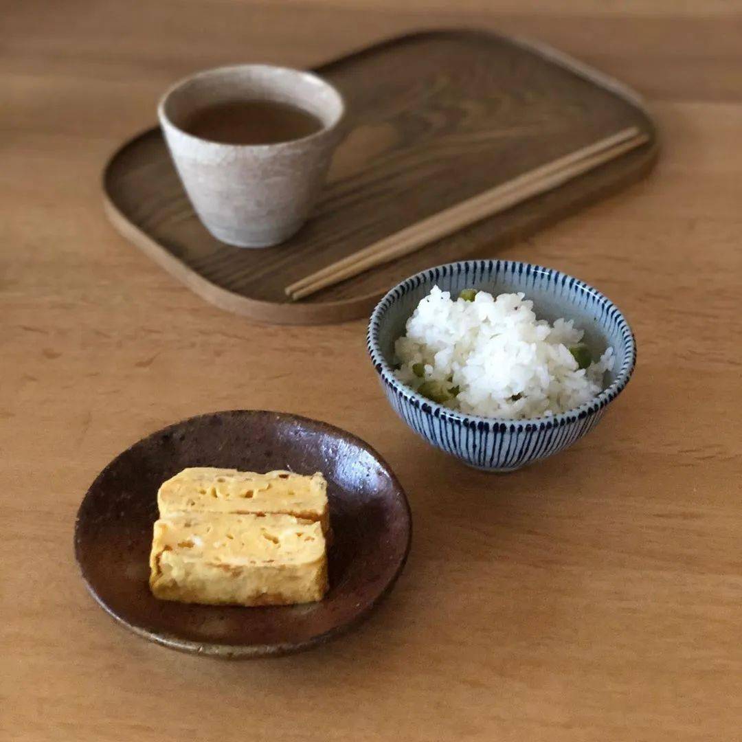 GLADYSLOUIS's tweet photo. Crazy for iced matcha latte  Just steep matcha powder + hot water, pour over ice, add oat milk, stir u0026 sip! 5 mins = perfect morning pick-me-up. https://t.co/9khdQTBdxO