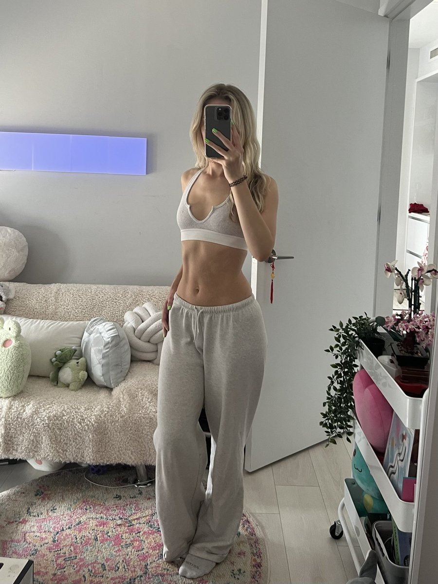 veefroggy's tweet photo. morning tummy ☀️ https://t.co/HHRe198peo