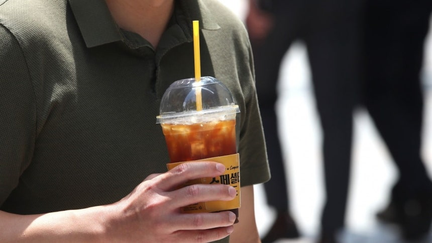 tang__kira's tweet photo. Di tengah tingginya inflasi yang berkepanjangan, bahkan Franchise kopi murah di Korea  pun mulai menaikkan harga. Bukan hanya kopi yang dijual di kafe, tetapi juga kopi stik dan kopi instan yang biasa diminum di rumah atau kantor.

Menurut industri pada tanggal 7 Juni kemarin, Mega MGC Coffee akan menaikkan harga tiga menu dalam lini Halmega Coffee sebesar 200 won mulai tanggal 19.

Pihak Mega MGC Coffee menjelaskan bahwa meskipun perusahaan selama ini menanggung kenaikan harga bahan baku untuk menunda kenaikan harga jual, mereka akhirnya memutuskan menyesuaikan harga beberapa menu demi menjaga kualitas produk dan keuntungan pemilik franchise.