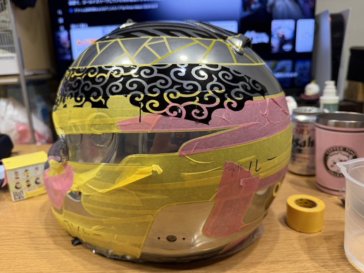 7tocchi77's tweet photo. 最近進んでなかったヘルメットのデザイン

メッキ塗装するまで決めてたデザインを辞めて
そこから一新

マスキングするのにも時間がかかり
この時間からやと流石に塗装失敗する自信ある😣😲

なので明日塗装することにする

めちゃくちゃカッコイイヘルメットになる予定😍 https://t.co/KP9iNPDtPe
