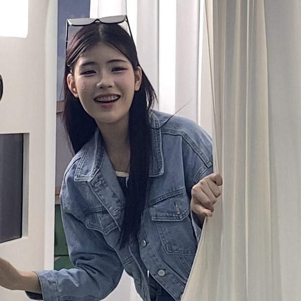 ylnejlee's tweet photo. ใครมันจะไปถ่ายฟตบแล้วลืมรูป ชั้นน่ะสิ🙂‍↕️🙂‍↕️แล้วคือน้องเปิดม่านมาพี่ม่ายเอารูปหรอ ดูสายตาที่มอง ใครมัมหมีใครกันแน่🥺🥺💖💖🤏🏻🤏🏻🤏🏻 #rosebnk48 https://t.co/qOzeScMUtD
