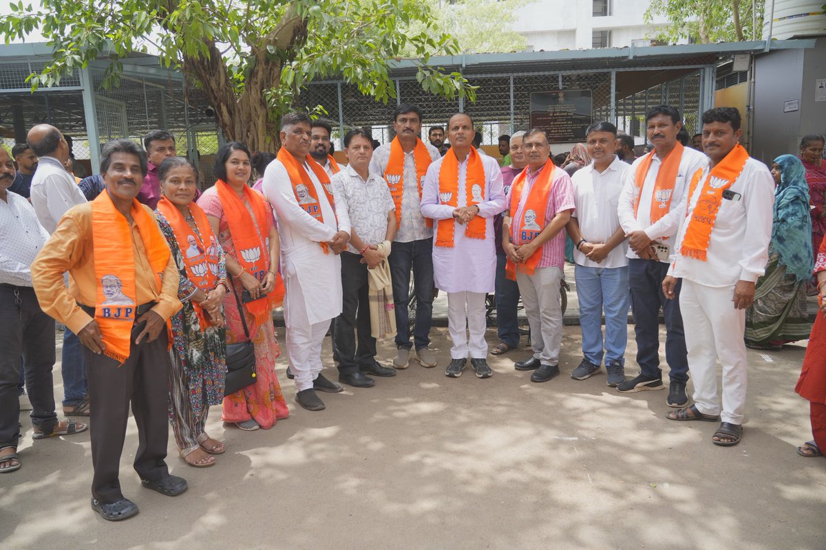 Ashishdavebjp's tweet photo. આજરોજ મારા જન્મદિવસ નિમિત્તે આદરણીય કેન્દ્રીય ગૃહ અને સહકાર મંત્રી શ્રી @AmitShah સાહેબની પ્રેરણાથી ગાંધીનગર સિવિલ હોસ્પિટલ ખાતે સંચાલિત કુસુમબા નિઃશુલ્ક આહાર કેન્દ્રમાં સાથી કાર્યકર્તા મિત્રો સાથે દર્દીઓ અને તેમના સ્વજનોને ભોજન પીરસવાની સેવામાં કરવાનો અવસર સાંપડ્યો. https://t.co/dv65G8s6oq