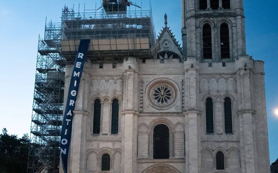 Frontieresmedia's tweet photo. 🚨 Le maire LFI Bally Bagayoko et la préfecture annoncent porter plainte suite à la banderole REMIGRATION accrochée ce matin par des militants identitaires sur un échafaudage de la basilique Saint-Denis. (Le Parisien) https://t.co/r2FKfxRsPY