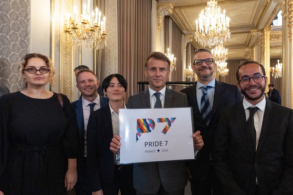 BerthonJeanMarc's tweet photo. #PrésidenceFrançaiseG7. Remise au Président de la République des recommandations du Pride 7 concernant les droits des personnes #LGBT+ dans le monde. https://t.co/O6OtlTECGT