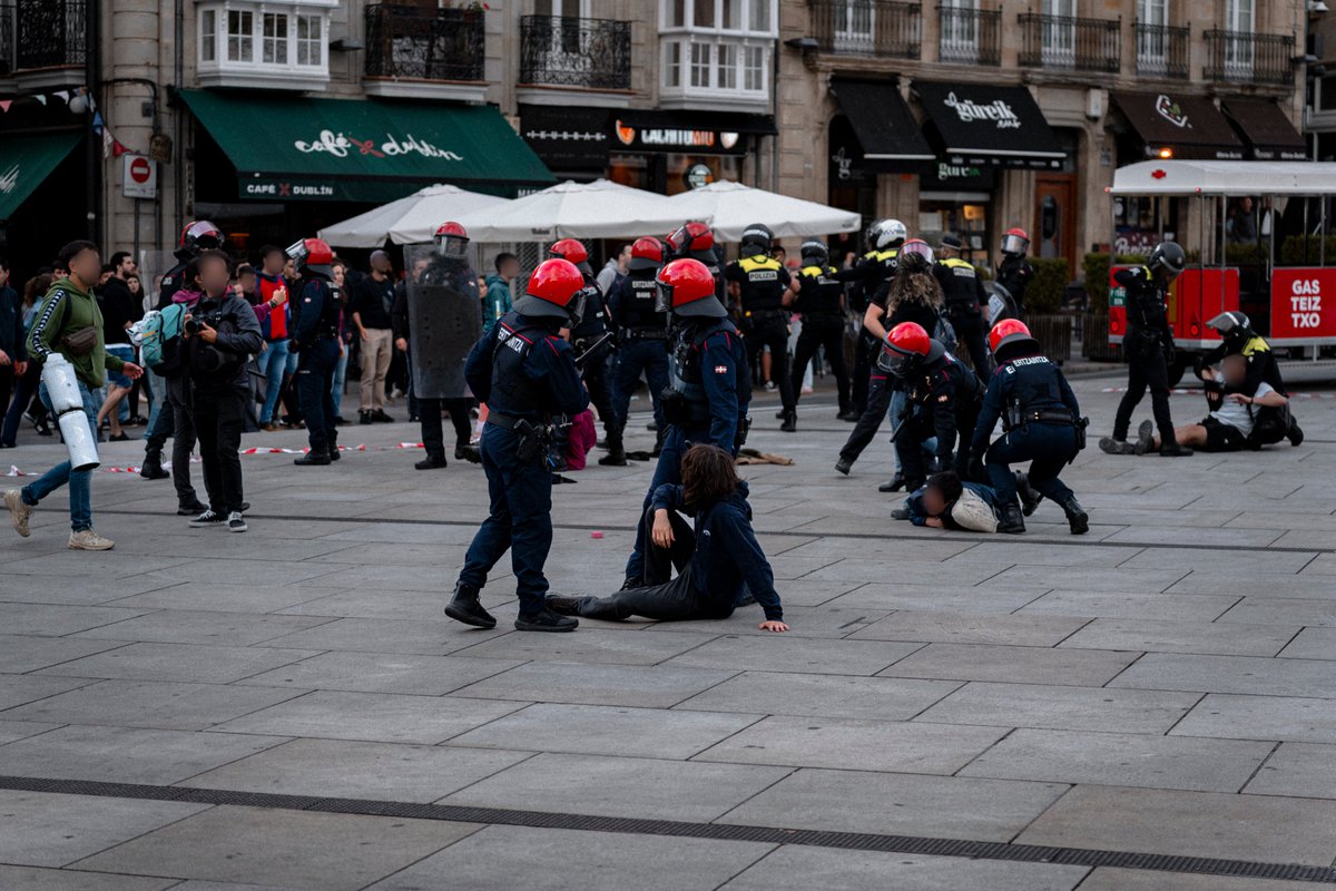 MikelBejarano's tweet photo. Curiosa "alianza" si, el año pasado la Ertzaintza cargo contra todo el mundo en la Virgen Blanca de Gasteiz por una acampada y unos conciertos de GKS.

Cuatro detenidos y una docena de heridos. 

Vaya nivel de análisis... https://t.co/Suo5KIdVcV