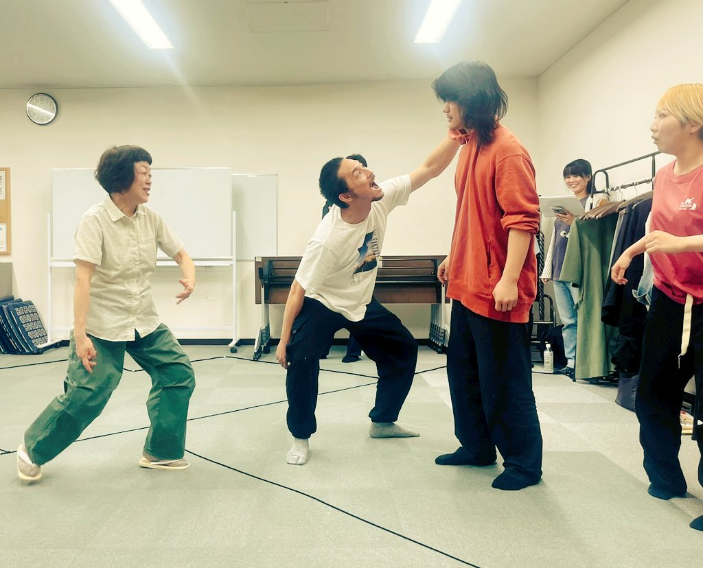 daijikyo_tomi's tweet photo. #おとなかでみゅ 稽古🫶
２時間だけかけつけてくれた、じまけん直前のおっくんがすごく良くって、「おっくん神回」だった。じまけんもとても良いにちがいない。

①高校生（！）のゲストを囲んで✨
②ものすごく可愛いシーン。
③電子レンジが輩みを醸してきます。
④背後からの肩ポンに怯えるふたり。 https://t.co/YkU6GdxvFu