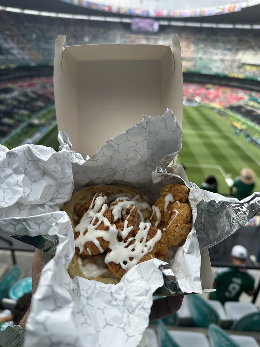LoLChivas's tweet photo. @FootyScran Chicken and Waffles at Mexico City Stadium $240 MXN (£10.36) https://t.co/2niFECDVHG