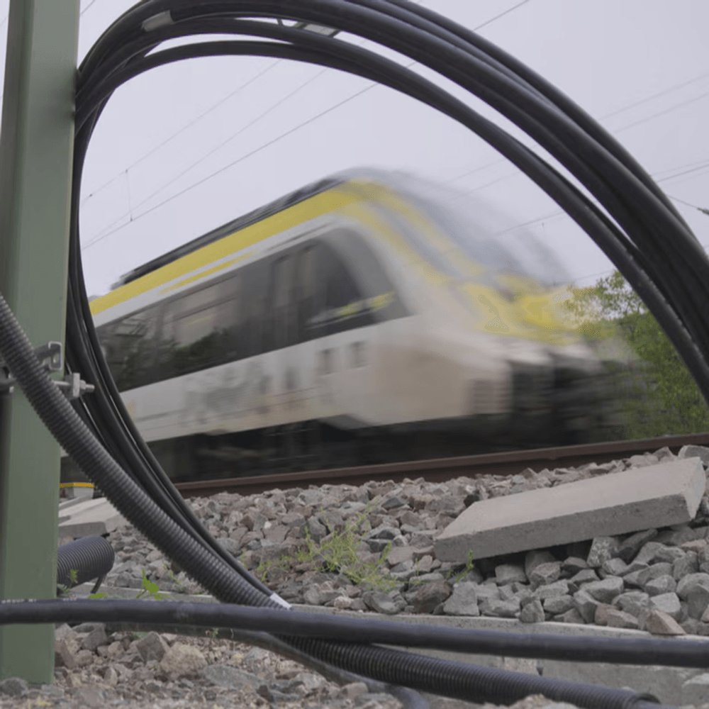 AveEuropaDE's tweet photo. Stuttgart 21 wird nochmal verschoben, dieses Mal auf das Jahr 2031. Eigentlich sollte der Bahnhof schon 2019 in Betrieb gehen, doch durch unzählige Verzögerungen, Demonstrationen und ausgefallene Züge wartet man immer noch auf ein Ende dieses Schreckens. 

14 Milliarden Euro kostet dieses Projekt jetzt den deutschen Steuerzahler, noch bevor ein einziger Zug diesen Bahnhof je verlassen hat. 
Und das nur wegen sich immer verändernden Bauvorschriften oder, wie die jetzige massenhafte Verlegung falscher Kabel. Ein Fehlgriff, der 1200 km Kabelschrott verursacht hat. 

Diese Desaster um den BER, die Elbphilharmonie und S21 müssen endlich ein Ende haben! Um weitere solche Katastrophenprojekte zu vermeiden, steht Ave Europa für eine umfangreiche Verschlankung der Bauvorschriften und des bürokratischen Apparates.