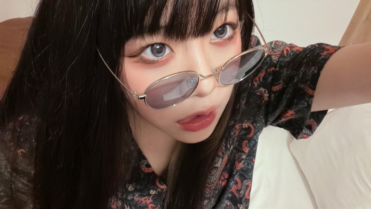 shiba0612612's tweet photo. 今天柴生日✨
希望呱呱們、家人們、我所愛著的人們還有我自己都可以過得幸福安穩🍰💖
每天都會碰到好事情🥰
也謝謝還在我身邊的每一個你，
有大家才有現在的柴💖
今天晚上八點直播唱歌一起過生日吧🥰✨
呱呱們很喜歡格的樣子所以放了一張沒有看鏡頭的可以大家來找碴www https://t.co/QGnJZzvt7z