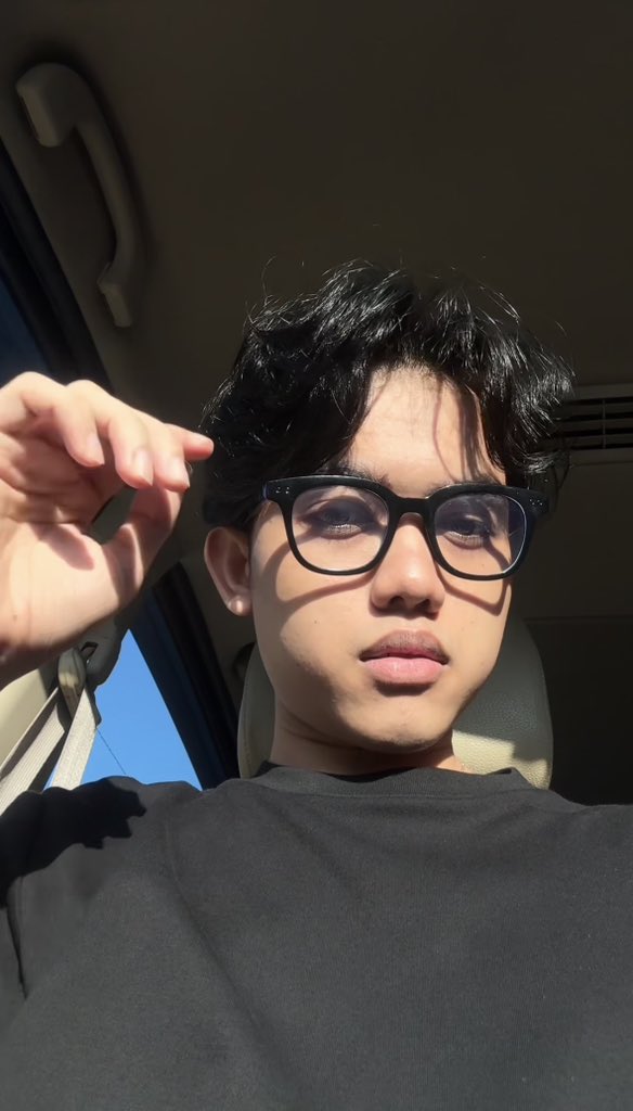 amamyoung's tweet photo. Di balik kaca yang diterobos cahaya mentari, wajahku berkilau samar, seakan semesta sedang melukis keindahan dengan sapuan sinar pagi. https://t.co/gdYtiBRmNl