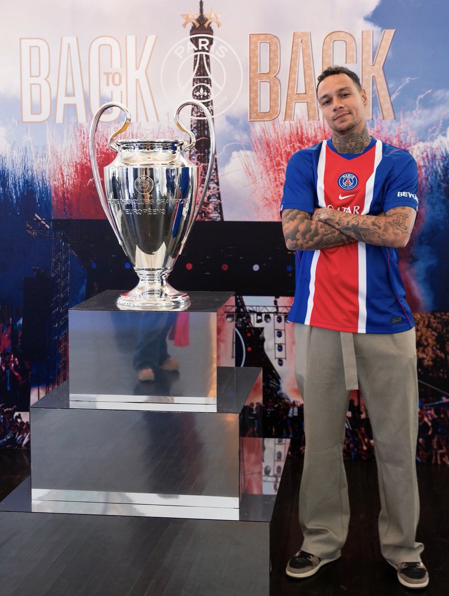 Julien_27LS's tweet photo. Gregory van der Wiel au côté de la deuxième ligue des champions du PSG ❤️💙 https://t.co/TSbMQm0eLM