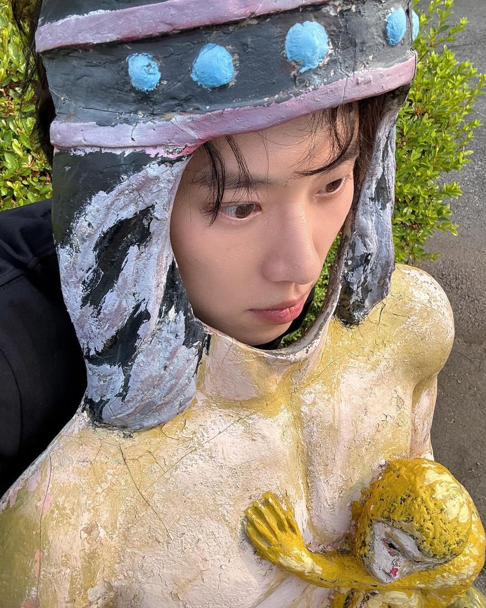 ruu_Fe2's tweet photo. 더위먹음 셀카가 진짜 좋은 이유가 촬영하다가 조각상들 보더니 혼자 뽀짝뽀짝 사진 찍었다는 거임... 진짜 장꾸아기같고 인스타에 사진 바로 올려준 것도 너무 귀엽다🥹🫰🏻 https://t.co/OUrjGR6CP4