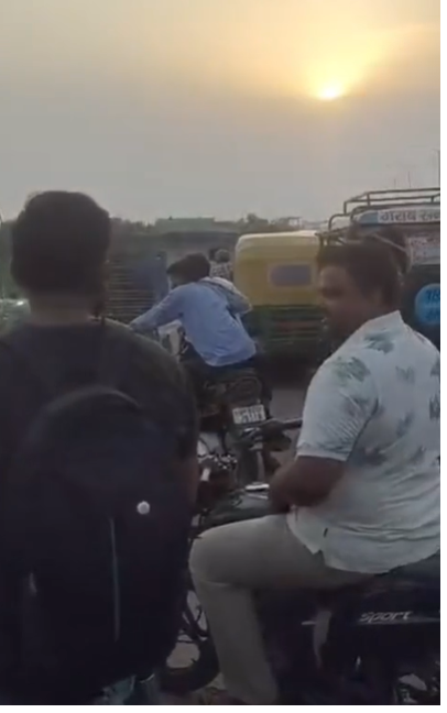 bstvlive's tweet photo. आगरा : प्रेमी जोड़े ने यमुना नदी में लगाई छलांग
➡️हाथ पकड़कर कूदे दोनों, मची अफरा-तफरी
➡️गोताखोरों ने दोनों को सुरक्षित निकाला
➡️डॉली और विनोद के रूप में शिनाख्त
➡️थाना एत्माद्दौला पुलिस जांच में जुटी
#Agra #YamunaRiver #LoveCouple #RescueOperation @agrapolice @Uppolice https://t.co/6YjxrR6SCE