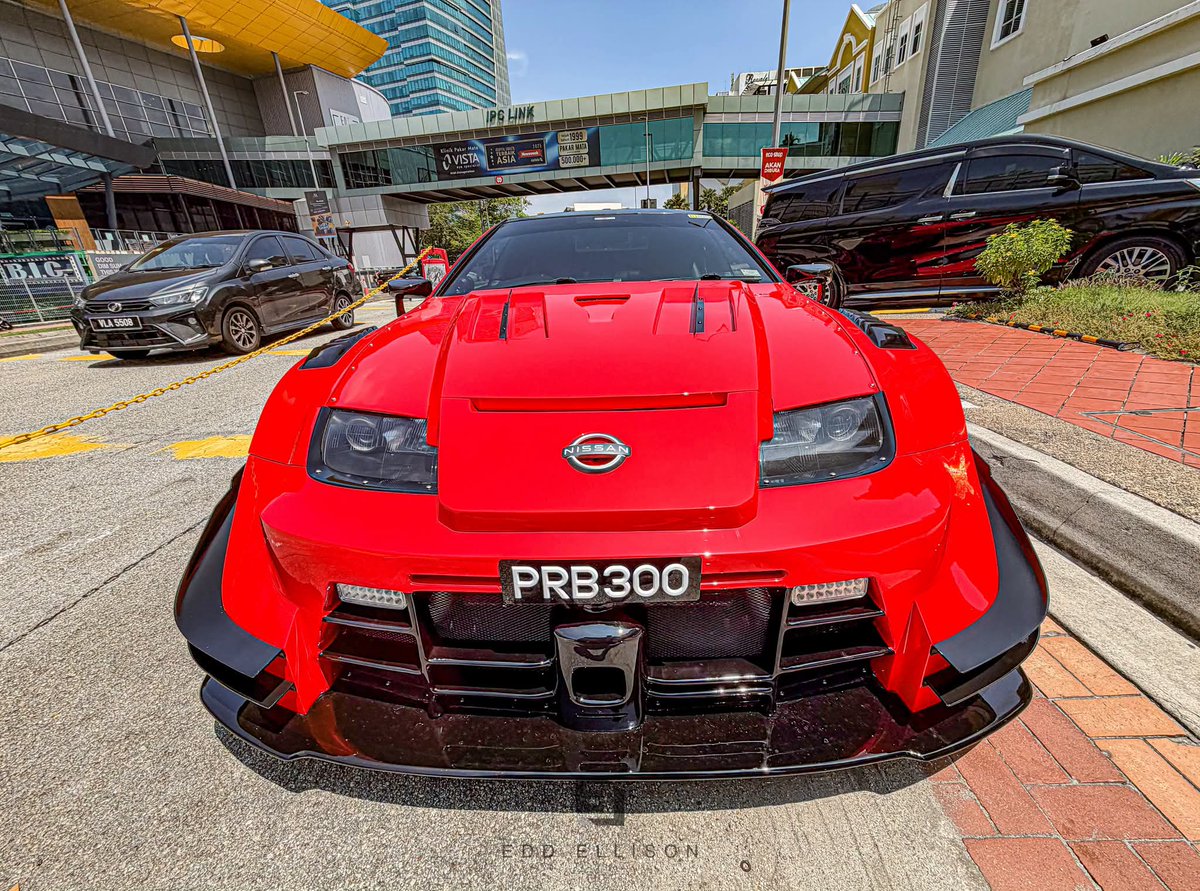 What the .. This Custom Nissan Fairlady Z 300ZX blew me amay