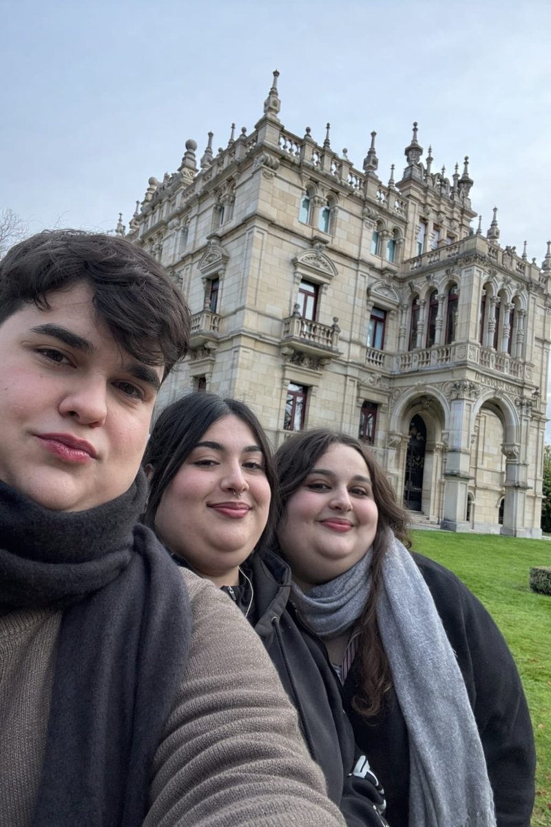 oscaar_cano's tweet photo. yo y mis amigas después de rechazar a un pajilleitor https://t.co/dUuu40Wxfk