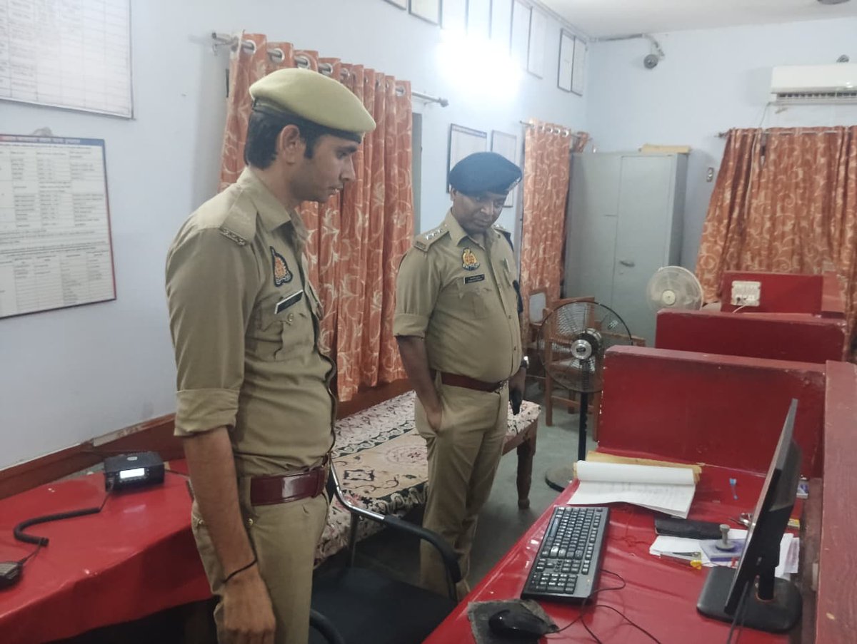 aligarhpolice's tweet photo. #Aligarh । #AligarhPolice 
क्षेत्राधिकारी इगलास द्वारा थाना इगलास व थाना गोण्डा का किया गया आकस्मिक निरीक्षण~

अपराध रजिस्टर, त्यौहार रजिस्टर, बीट रजिस्टर, आगंतुक रजिस्टर, महिला हेल्प डेस्क अभिलेख सहित विभिन्न अभिलेखों का अवलोकन कर लंबित प्रकरणों के समयबद्ध निस्तारण करने, थाना परिसर की साफ-सफाई एवं जनसुनवाई को प्रभावी व बेहतर बनाने के सम्बन्ध में दिये आवश्यक दिशा-निर्देश !