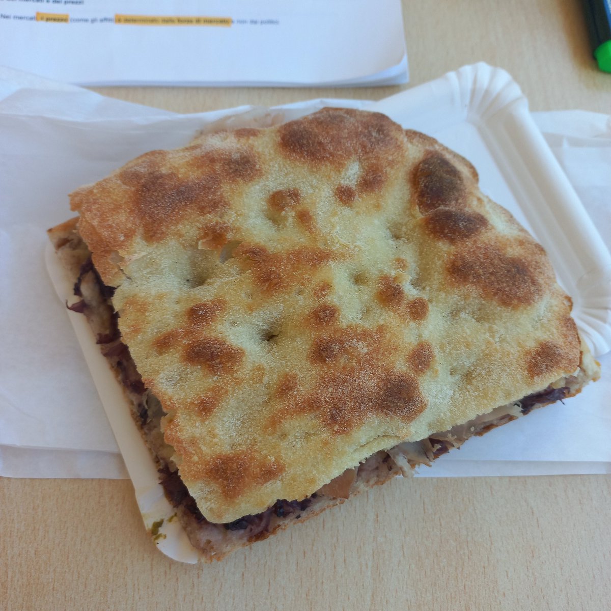 melabluu's tweet photo. an average day of a pendolare uni student 🍞
sono stata a studiare in uni perché a casa combino poco 
#uni #pendolare https://t.co/tbiGkr5mjx