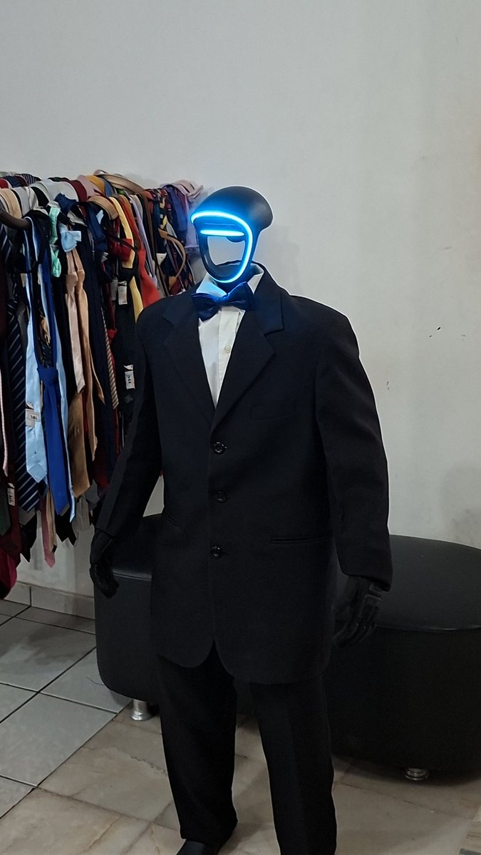 konoj0e's tweet photo. ai tu vai experimentar um terno achando que vai ser o mais bonito do local e chega um robô pra roubar toda tua aura https://t.co/V1AgQFzosQ