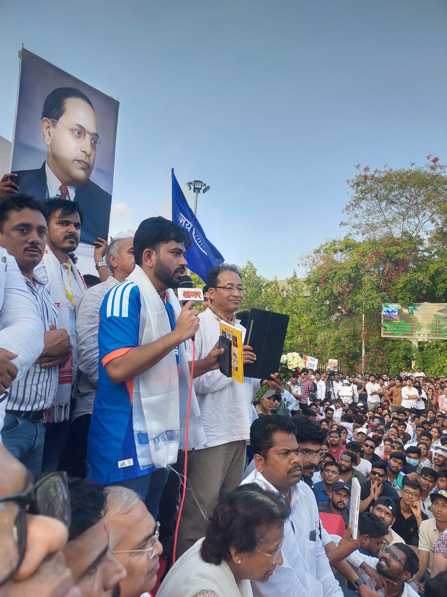 SatyajeetM72938's tweet photo. पुणे में आज Cockroach Janta Party ने कुछ 1000-1200 लोगों के साथ मिलकर आंदोलन किया।

"जय भीम" का नारा लगा रहे थे।

सोनम वांगचुक भी आए थे। उन्होंने भी "जय भीम" का नारा खूब लगाया।

वैसे "जय भीम" का नारा लगाने वाले को कोई देशद्रोही कैसे कह सकता है?
 
IT cell पर ST-SC act लगना चाहिए? https://t.co/akpbXJzquG