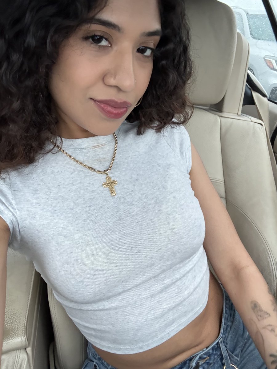 modifiedwin's tweet photo. Bonita pero problemática 👅 #latina #curlyhair #footfetish #findom https://t.co/5mMWFDuJfy
