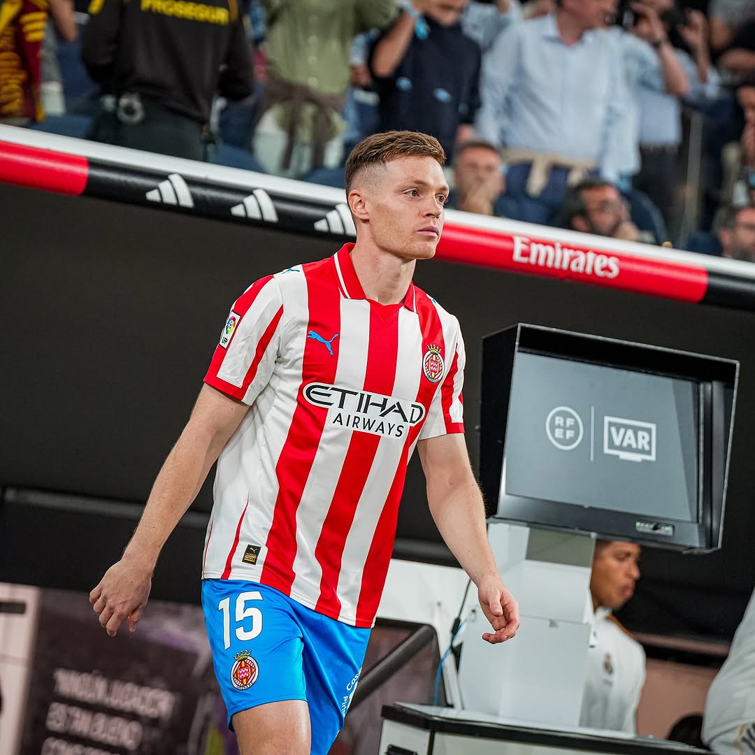 KregironaGFC's tweet photo. Molts li diran rata o traidor, però un jugador que estima el club fa això quan sent que la seva carrera ho demana

Avisés amb temps, ho comuniqués formalment al club, i poses facilitats per portar un recanvi a l'altura

Agraït per tot el que has donat aquests 4 anys Víktor💙💛 https://t.co/1DpsBk3Za6