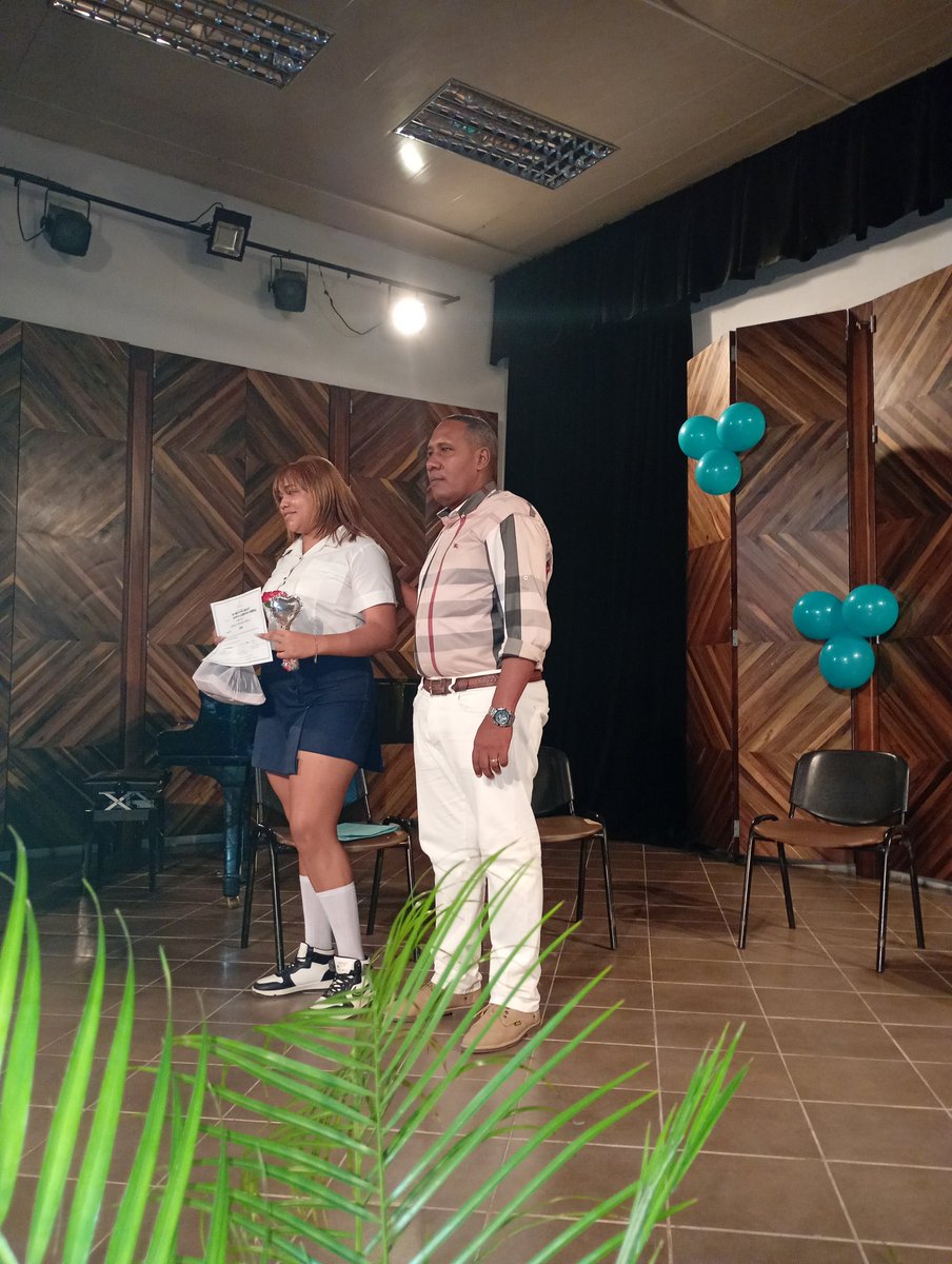 Educa_Gtmo's tweet photo. Mejor Graduada de la Escuela Pedagógica José Marcelino Maceo Grajales de #EducaciónGuantánamo , Oslaine de la Caridad Matos Hernández. https://t.co/qBe3mBkywS