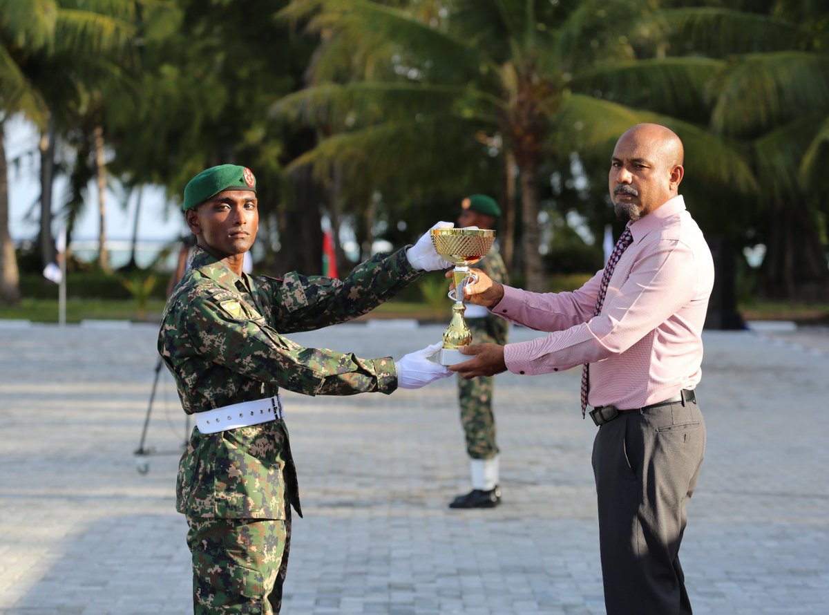 MoDmv's tweet photo. ދިވެހިރާއްޖޭގެ ޤައުމީ ދިފާޢީ ބާރާ އަލަށް ގުޅޭ ފަރާތްތައް ތަމްރީނުކުރުމަށް ހިންގާ، އަސާސީ ތަމްރީނު ކޯހުގެ 72ވަނަ ބެޗުގެ ދަސްވެނިވުން ބާއްވައިފި.

މިއަދު ހަވީރު އައްޑޫ ޓްރެއިނިންގ ސެންޓަރުގައި ބޭއްވި 72ވަނަ އަސާސީ ތަމްރީނު ކޯހުގެ ދަސްވެނިވުމުގެ ރަސްމިއްޔާތު ޝަރަފުވެރިކޮށްދެއްވީ ދިފާޢީ އަދި ވަޠަނީ ޚިދުމަތާ ބެހޭ ވަޒީރު، އޮނަރަބަލް ޙަސަން ރަޝީދު.

ރަސްމިއްޔާތުގައި، ޝަރަފުވެރި މެހެމާން، ދިފާޢީ އަދި ވަޠަނީ ޚިދުމަތާ ބެހޭ ވަޒީރު ވަނީ ލަޝްކަރު ބަލައި ފާސްކޮށްދެއްވުމަށް ފަހު، ކޯހުން ވަނަތައް ހާސިލުކުރި ދަރިވަރުންނަށް އިނާމު ހަވާލުކޮށްދެއްވާފައި. އަދި، ދިފާޢީ އަދި ވަޠަނީ ޚިދުމަތާ ބެހޭ ވަޒީރު، އޮނަރަބަލް ޙަސަން ރަޝީދު ވަނީ ދަރިވަރުންނާ މުޚާތަބްކުރައްވައި ވާހަކަފުޅު ދައްކަވާފައި.

އެމްއެންޑީއެފް ކޮލެޖް އޮފް ޑިފެންސް އެންޑް ސެކިއުރިޓީ ސްޓަޑީސްއިން 2026 މާރިޗު 07 އިން ފެށިގެން ތިން މަސް ދުވަހުގެ މުއްދަތަށް ހިންގި މި ކޯހުގެ ތަމްރީނުތައް ކުރިއަށްގެންދިޔައީ އެމްއެންޑީއެފް ސަދަން އޭރިއާ ކޮމާންޑް، އައްޑޫ ޓްރެއިނިންގ ސެންޓަރުގައި. މި ކޯހުން 137 ދަރިވަރުން ވަނީ ދަސްވެނިވެފައި.

މި ރަސްމިއްޔާތުގައި ޗީފް އޮފް ޑިފެންސް ފޯސް، މޭޖަރ ޖެނެރަލް އިބްރާހީމް ޙިލްމީއާއި، ޖެނެރަލް އޮފިސަރުންނާއި، ސާޖަންޓް މޭޖަރ އޮފް އެމްއެންޑީއެފް ނަޞްރުﷲ ވަސީމް އަދި، ސިފައިންގެ އޮފިސަރުންނާއި ކޯހުގެ މުދައްރިބުންނާއި، ކޯހުގެ ދަރިވަރުންގެ ބެލެނިވެރިން ބައިވެރިވެލެއްވި.

@MNDF_Official