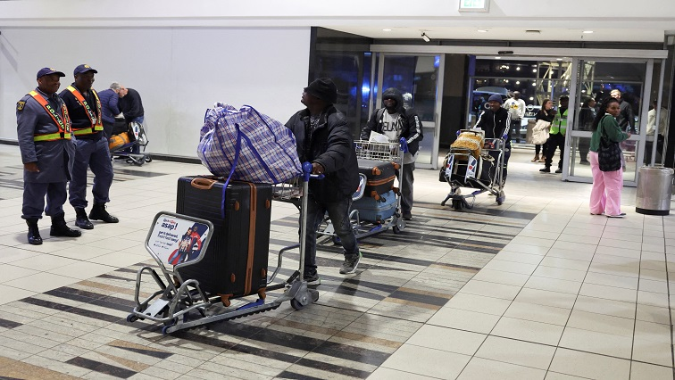 SABCNews's tweet photo. The Department of Home Affairs says 586 Nigerian nationals have been processed for repatriation after being found residing in South Africa illegally. A first flight left this morning carrying 268 people, with a second flight scheduled, for Monday. https://t.co/pahlMZmhIU https://t.co/UGJbWDhOKD