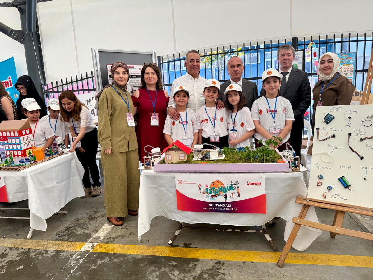 sultangazimem1's tweet photo. Projelerden atölyelere, kitap fuarından sahne etkinliklerine kadar eğitime dair birçok çalışmanın yer aldığı şenlikte öğrencilerimizin başarıları ve yetenekleri büyük beğeni topladı.
@tcmeb
@istanbulilmem @MucahitYentur
@necatitekbas https://t.co/XmnLsPWAV9