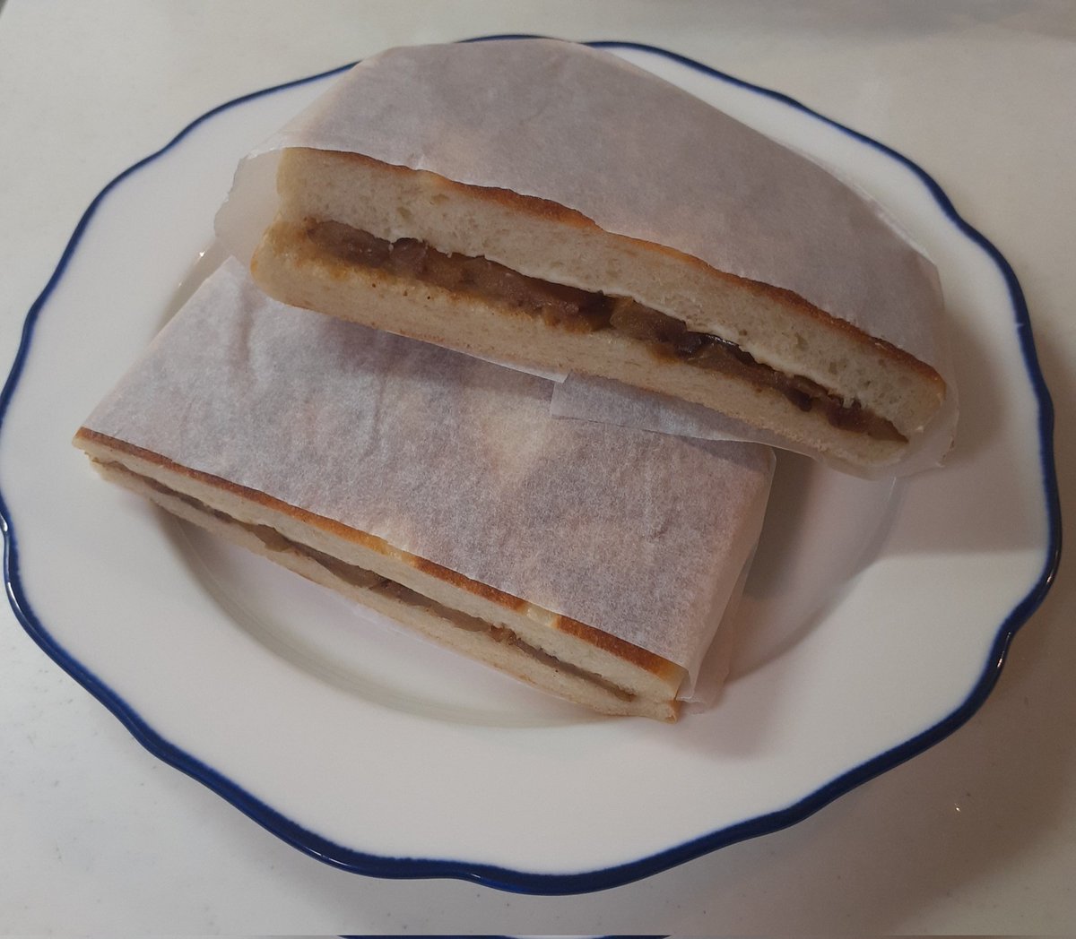 hatakekannami's tweet photo. 【ホットサンドメーカーでパンを焼く】
焼きリンゴとクリームチーズをサンドしました
焼きリンゴにはバターとシナモンをたっぷり効かせました。美味しかったです✨ https://t.co/UpPGLcCRLt